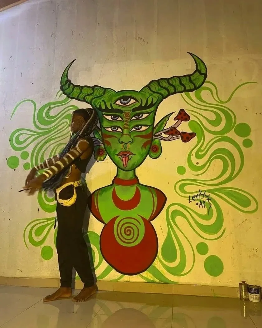 Mural pintado pelo artista: figura verde com chifres e espirais psicodélicas